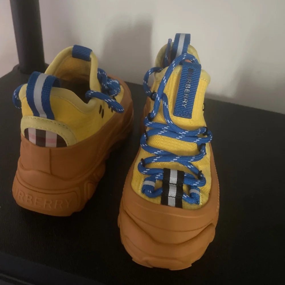 Burberry Kids Sneakers - Picture 2 of 2